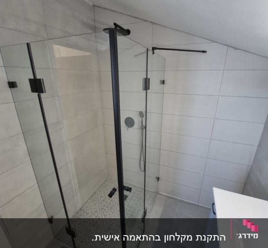 מקלחון זכוכית פינתי מותקן עם פרזול שחור בחדר רחצה